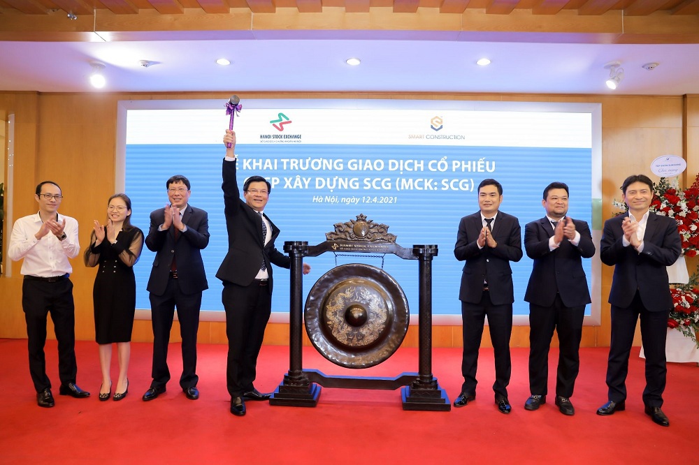 Nghi thức đánh cồng khai trương phiên giao dịch đầu tiên của SCG trên sàn Upcom. Ảnh: Sunshine Group