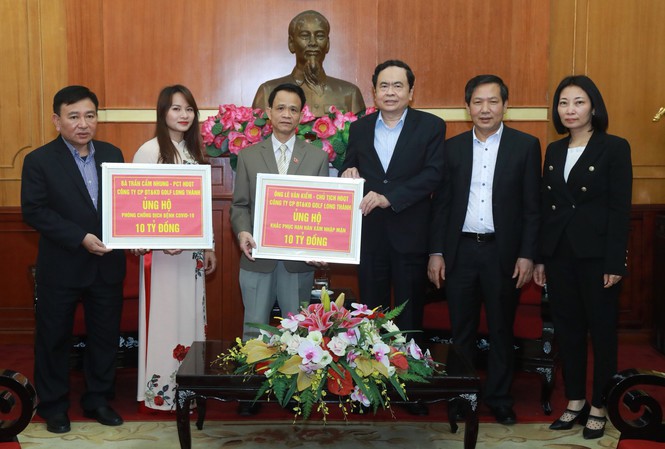 Trần Cẩm Nhung (là Chủ tịch và Phó Chủ tịch Công ty Gofl Long Thành) trao số tiền 20 tỷ đồng cho Mặt trận để làm công tác xã hội. Ảnh Long Thành Golf