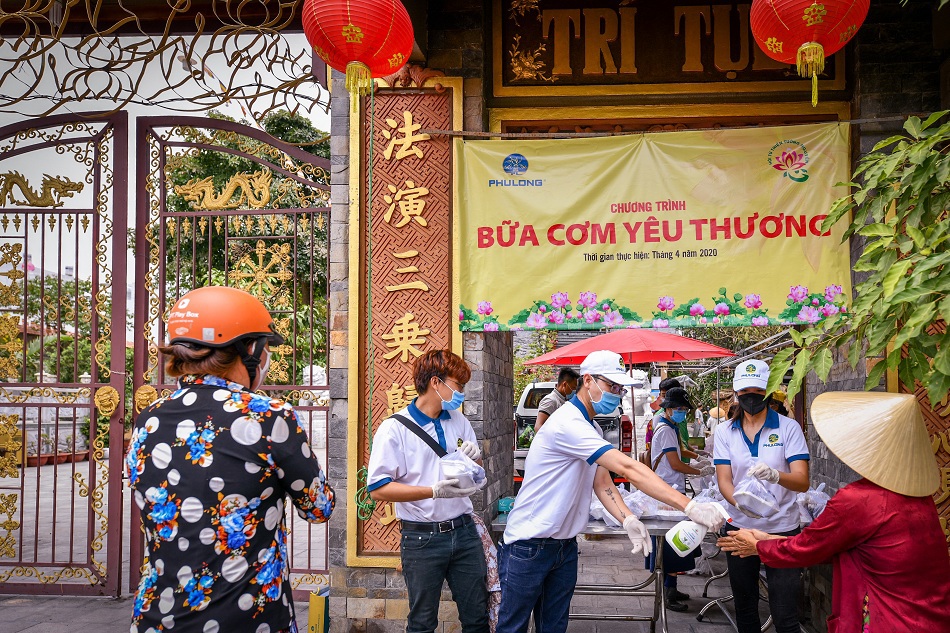 Điểm phát cơm chùa Pháp Võ, mỗi ngày phát 300 phần. Ảnh Phú Long