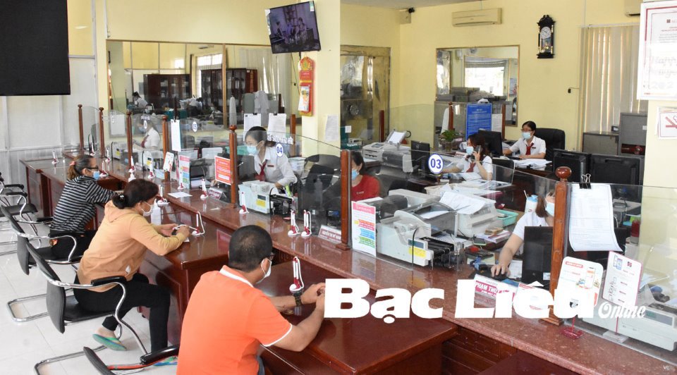 Doanh nghiệp vay vốn phát triển sản xuất - kinh doanh tại Chi nhánh Agribank TP. Bạc Liêu. Ảnh: K.T
