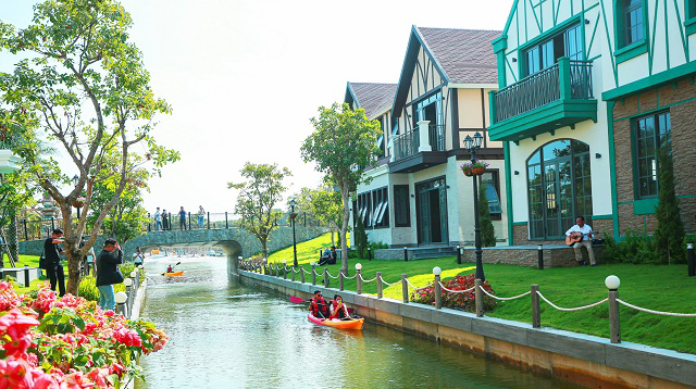 D&atilde;y biệt thự Lagoon như ch&acirc;u &Acirc;u thu nhỏ tại NovaWorld Ho Tram thu h&uacute;t đ&ocirc;ng đảo kh&aacute;ch h&agrave;ng tham quan,trải nghiệm&hellip; Ảnh: NVL.