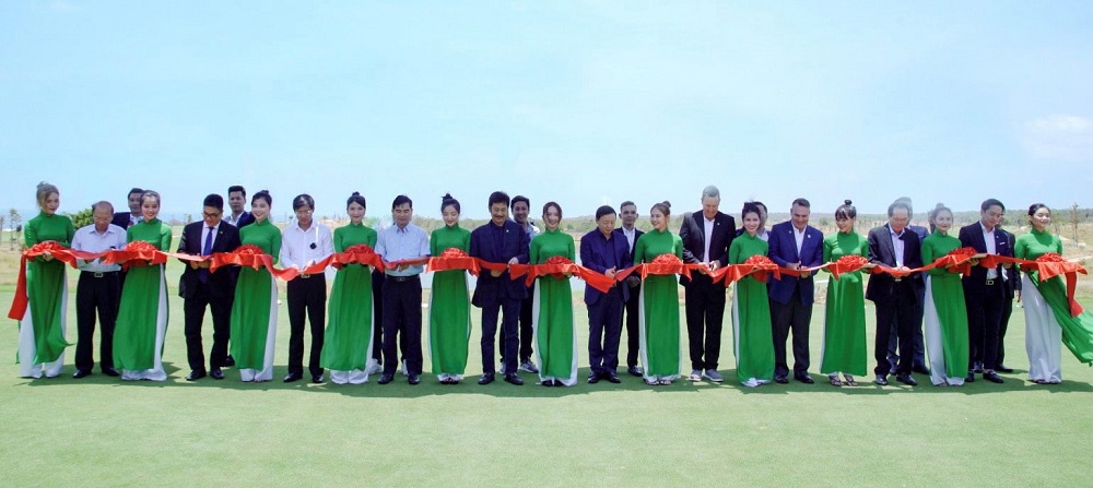 Đại di&ecirc;̣n Ban l&atilde;nh đạo Novaland v&agrave; c&aacute;c kh&aacute;ch mời cắt băng khai trương s&acirc;n Golf PGA Ocean. Ảnh NVL