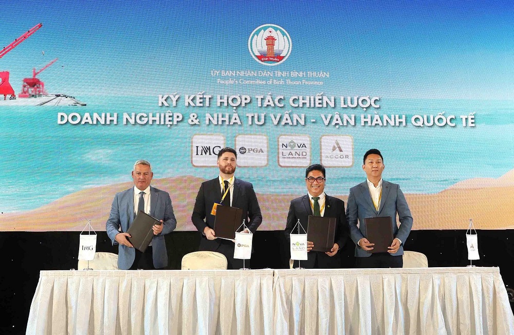 Novaland k&yacute; k&ecirc;́t hợp t&aacute;c với PGA v&agrave; IMG tại H&ocirc;̣i nghị x&uacute;c ti&ecirc;́n đ&acirc;̀u tư tỉnh B&igrave;nh Thu&acirc;̣n th&aacute;ng 09/2019. Ảnh: NVL