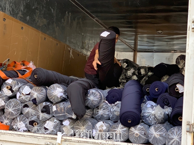 Một vụ vi phạm trong việc nhập khẩu nguyên liệu may gia công tại TPHCM do Hải quan phát hiện, bắt giữ. Ảnh: T.H