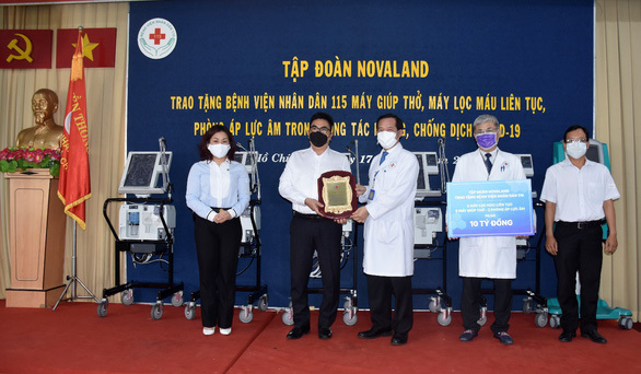 Đại diện Bệnh viện 115 cảm ơn sự đồng hành rất ý nghĩa và thiết thực của Tập đoàn Novaland. Ảnh NVL