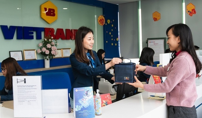 Hình ảnh giao dịch đồng phục mới của Vietbank. Ảnh VB