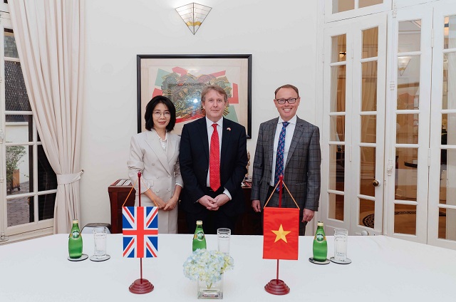 Bà Phan Hà Thủy - đại diện Tập đoàn Vingroup chụp ảnh lưu niệm cùng ngài Marcus Winsley - Phó Đại sứ Liện hiệp Vương Quốc Anh và Bắc Ai-len tại Việt Nam và ông Richard Cairns - Hiệu trưởng Brighton College. Ảnh: VIC