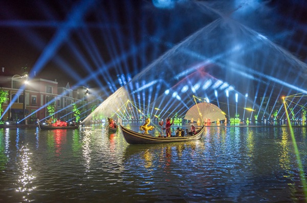 Khi tiếng chuông từ Tháp Ánh sáng ngân vang, mặt hồ nơi những con thuyền Gondola vẫn bình thản chở du khách ngắm cảnh ban ngày chợt “nổi sóng” trở thành một sân khấu khổng lồ. Ảnh: Vingroup