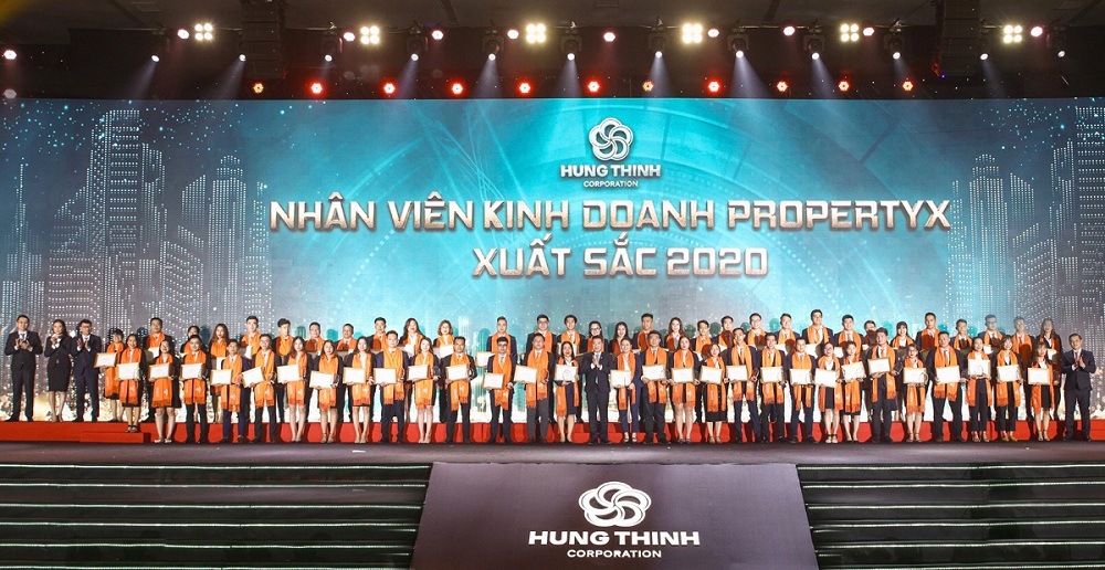 Tập đoàn Hưng Thịnh vinh danh các cá nhân, tập thể, đơn vị thành viên đã có nhiều đóng góp cho sự phát triển của Tập đoàn trong năm 2020. Ảnh: Phạm Tú