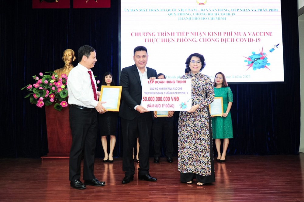 Ông Nguyễn Nam Hiền - Phó Tổng Giám đốc Tập đoàn Hưng Thịnh trao bảng tượng trưng ủng hộ 50 tỷ đồng kinh phí mua vaccine phòng ngừa Covid-19 cho bà Tô Thị Bích Châu - Ủy viên Ban Thường vụ Thành ủy, Chủ tịch Ủy ban MTTQ Việt Nam TP. Hồ Chí Minh. Ảnh: Phạm Tú
