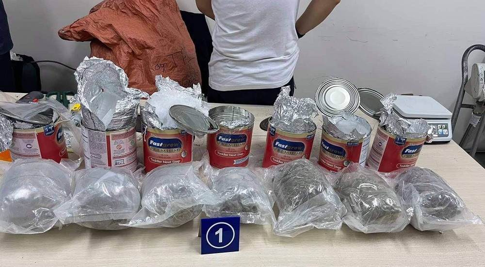 Số ma túy được cất giấu tinh vi trong các kem dưỡng ẩm, trà, cà phê, lạc rang,…... Ảnh: Hồng Trường