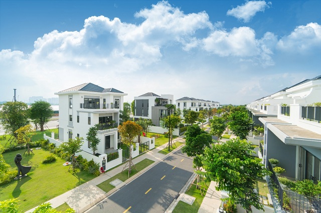 Những d&atilde;y nh&agrave; phố hiện đại, bao bọc bởi&nbsp;c&acirc;y xanh tại Aqua City. Ảnh: NVL