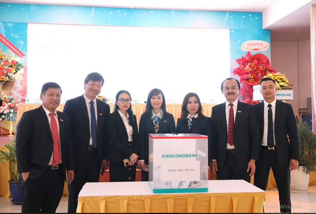 Bà Trần Thị Thu Hằng (giữa) được bầu làm Chủ tịch Hội đồng quản trị Ngân hàng Kiên Long. Ảnh: KSBank