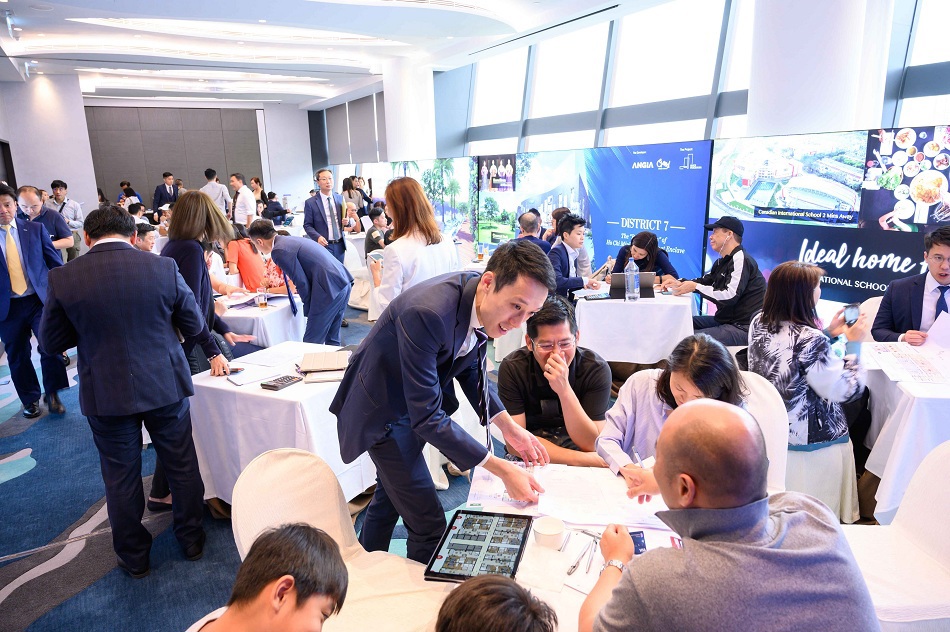 Chuyên viên kinh doanh - môi giới bất động sản người Hong Kong thuộc tập đoàn Asia Bankers Club tham quan Angia Gallery. Ảnh TH