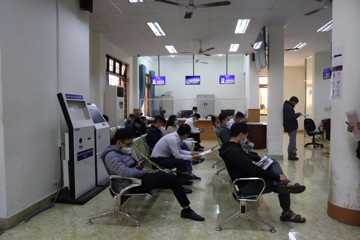 Đông đảo người dân chờ làm thủ tục về đất đai tại Bộ phận tiếp nhận và trả kết quả giải quyết thủ tục hành chính TP. Buôn Ma Thuột. Ảnh: Hoàng Tuyết