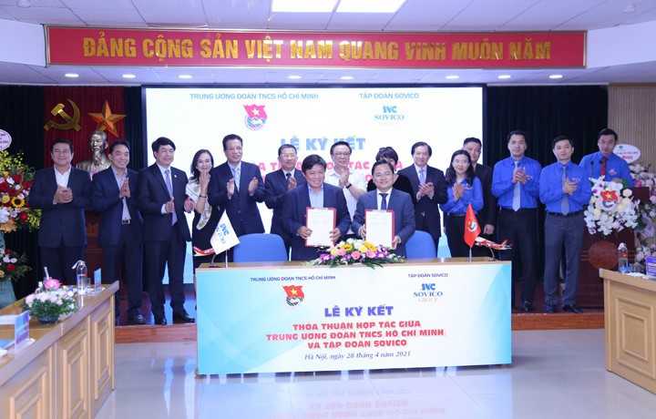 Ông Nguyễn Thanh Hùng - Chủ tịch sáng lập Tập đoàn Sovico và ông Nguyễn Anh Tuấn - Bí thư thứ nhất Ban Chấp hành Trung ương Đoàn trong lễ ký kết. Ảnh: Phú Long