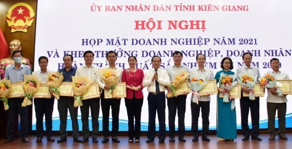 Các tập thể, doanh nghiệp điển hình tiên tiến được tuyên dương. Ảnh: Minh Thiện