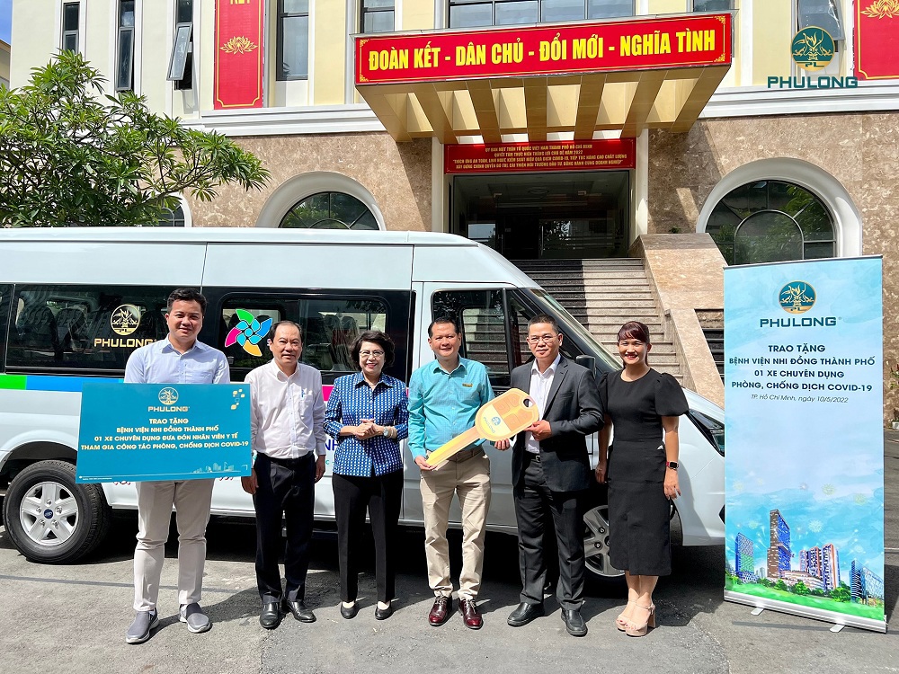 Nghi thức trao chìa khóa xe đến Bệnh viện Nhi đồng TP. Hồ Chí Minh. Ảnh: Phú Long