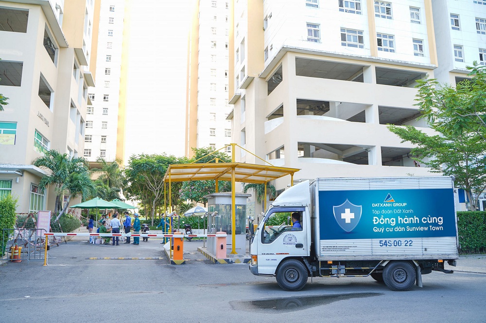 Tập đoàn Đất Xanh vừa trao tặng 520 phần quà trị giá gần 300 triệu đồng hỗ trợ cư dân chung cư Sunview Town (TP. Hồ Chí Minh) đang thuộc diện cách ly do liên quan đến ca dương tính với Covid-19. Ảnh DXG