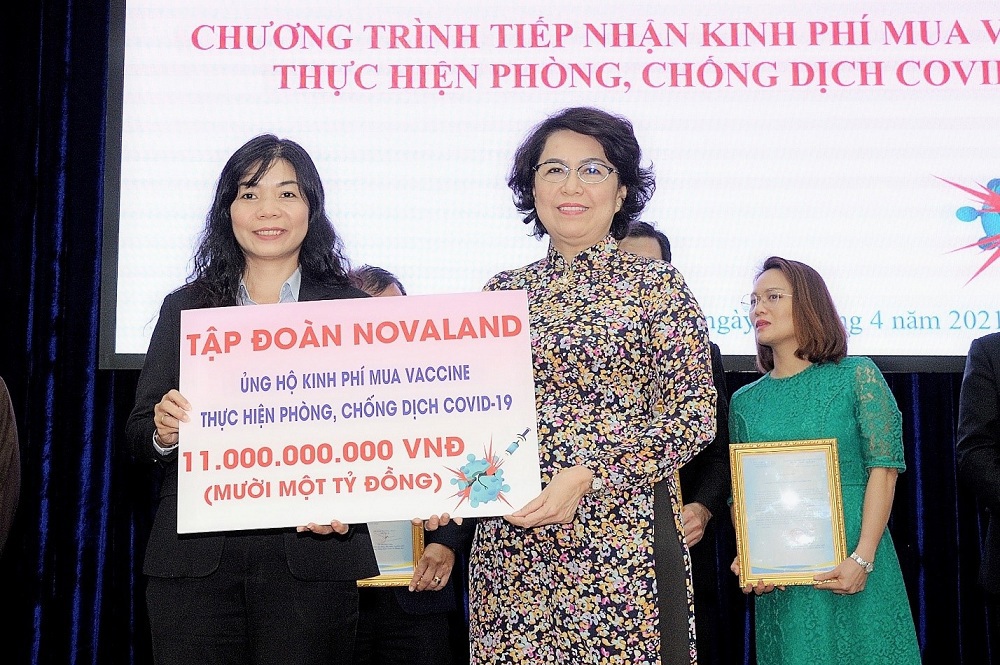 Bà Tô Thị Bích Châu, Ủy viên Ban Thường vụ Thành ủy, Chủ tịch Ủy ban MTTQ Việt Nam TP. Hồ Chí Minh đón nhận khoản kinh phí ủng hộ từ Đại diện Tập đoàn Novaland. Ảnh NVL