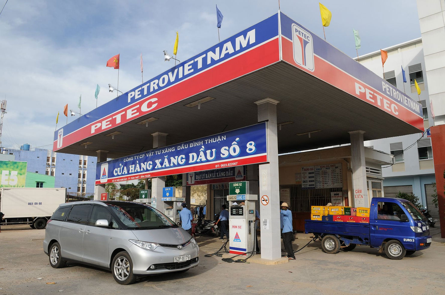 Xăng dầu tăng giá người dân gặp nhiều khó khăn. Ảnh: Ngọc Lân
