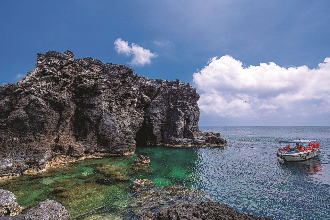 Hòn Tranh - đảo Phú Quý. Ảnh: Nguyên Vũ