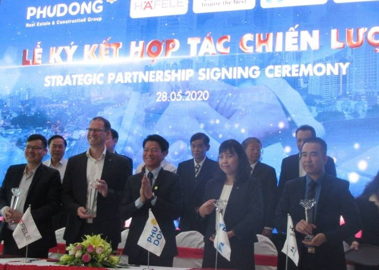 Toàn cảnh buổi lễ ký kết của Ban lãnh đạo Phú Đông và lãnh đạo các nhà cung cấp. Ảnh PĐ