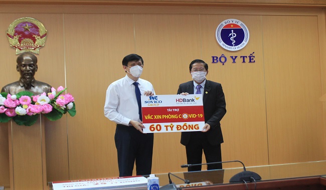 Bộ trưởng Bộ Y tế Nguyễn Thanh Long đại diện Bộ Y tế nhận nguồn kinh phí 60 tỷ đồng mua vaccine phòng Covid-19 do Ông Phạm Quốc Thanh – Tổng Giám đốc HDBank đại diện HDBank và Sovico trao tặng. Ảnh: Phú Long