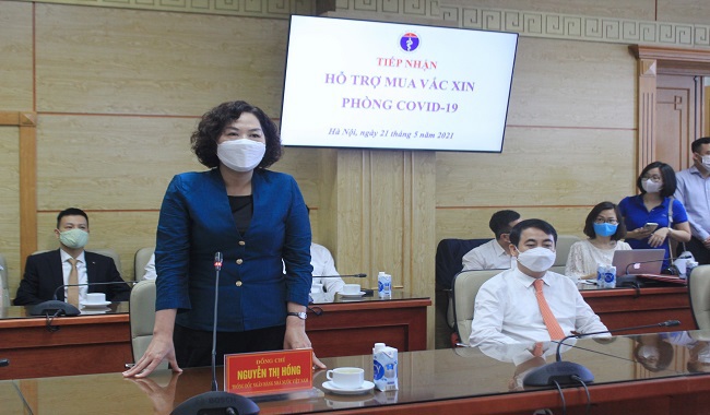 B&agrave; Nguyễn Thị Hồng - Thống đốc Ng&acirc;n h&agrave;ng Nh&agrave; nước Việt Nam ph&aacute;t biểu tại buổi lễ, đ&aacute;nh gi&aacute; cao sự đ&oacute;ng g&oacute;p của c&aacute;c Ng&acirc;n h&agrave;ng v&agrave; Tập đo&agrave;n tư nh&acirc;n. Ảnh: Ph&uacute; Long
