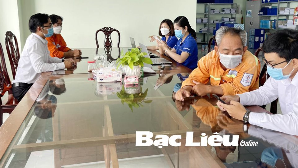 Nhân viên nhà mạng VNPT hỗ trợ nhân viên đăng ký sim CA tại Ban Quản lý dự án - Công ty Điện lực Bạc Liêu. Ảnh: K.P