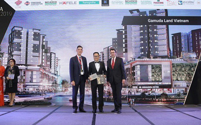 Đại diện lãnh đạo Công ty Gamuda Land nhận giải thưởng tại buổi lễ. Ảnh Gamuda Land