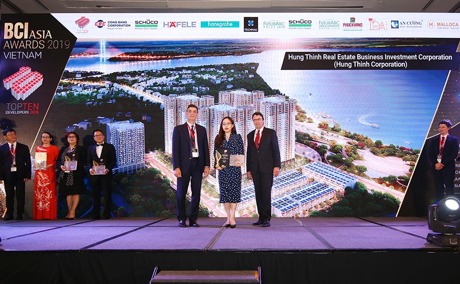 Đại diện Tập đoàn Hưng Thịnh, Bà Phạm Thị Trang – Giám đốc Marketing nhận giải Top 10 Developers - 10 Nhà đầu tư hàng đầu Việt Nam (BCI Asia Awards 2019). Ảnh HT