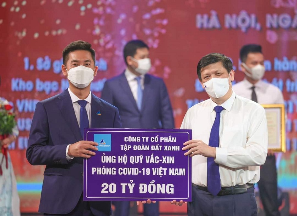 Đại diện Tập đoàn Đất Xanh (bên trái) trao tặng 20 tỉ đồng ủng hộ Quỹ vắc xin phòng, chống Covid-19 tại sự kiện tối ngày 5/6. Ảnh: DXG