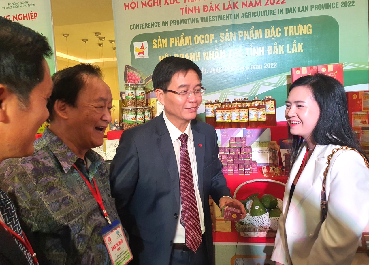 Bí thư Tỉnh ủy Đắk Lắk thăm gian hàng trưng bày sản phẩm của Công ty TNHH Yaris tại Hội nghị xúc tiến đầu tư lĩnh vực nông nghiệp tỉnh Đắk Lắk năm 2022. Ảnh KL: