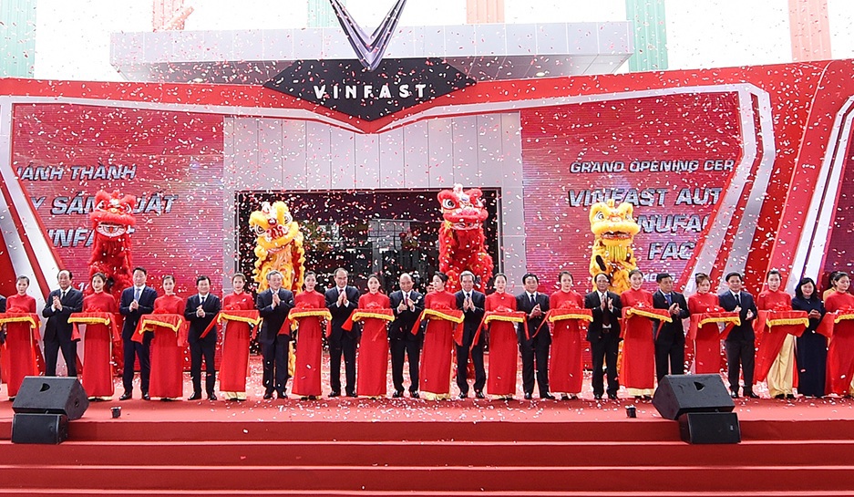 Lãnh đạo đảng và nhà nước và các bộ, ngành cắt băng khánh thành nhà máy VinFast. Ảnh VIN
