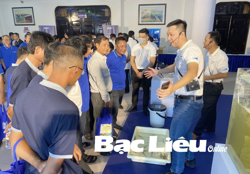 Doanh nghiệp giới thiệu quy trình nuôi tôm sạch cho nông dân Bạc Liêu. Ảnh: K.T