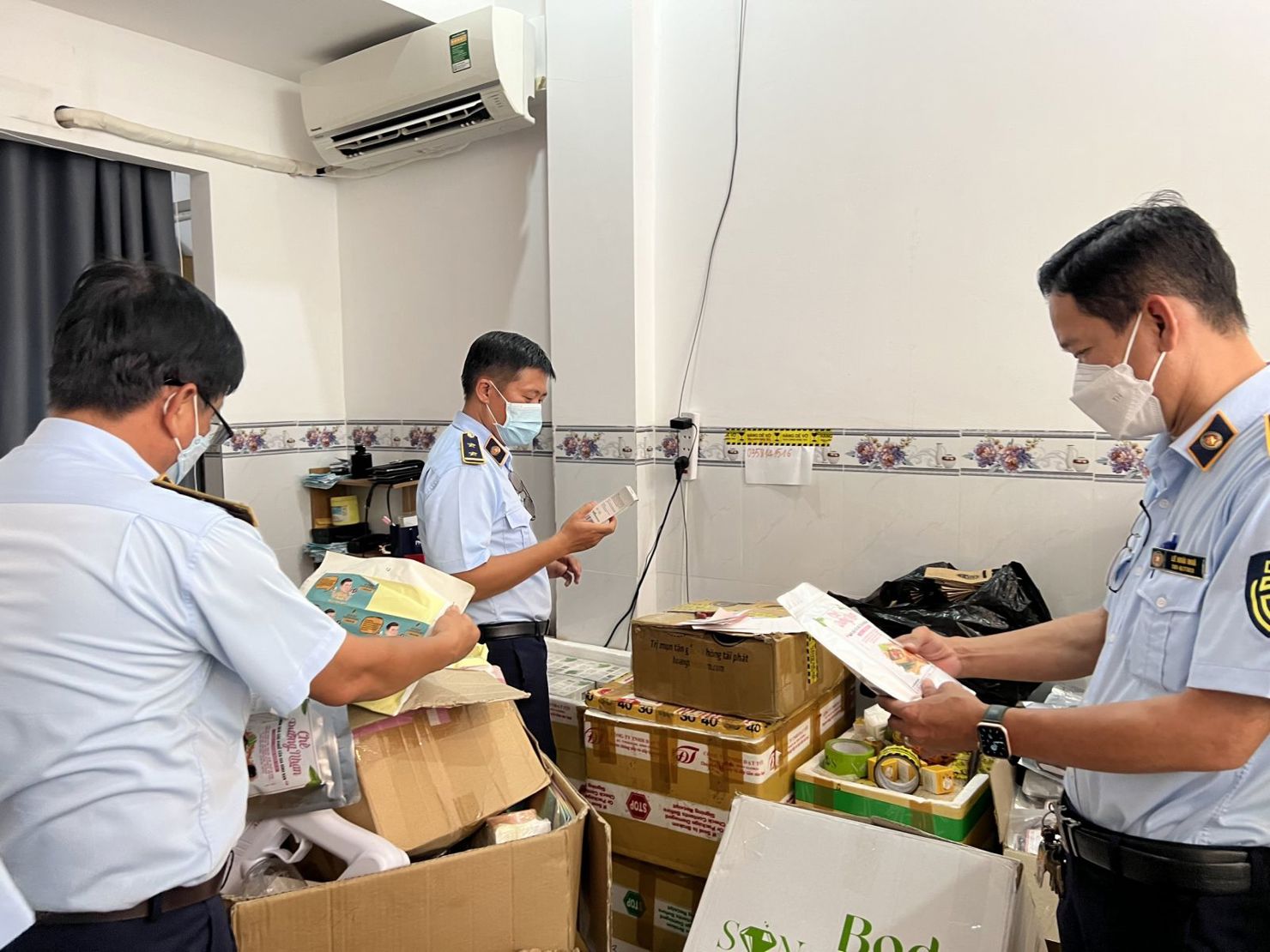 Đội QLTT số 3, thuộc Cục QLTT TP Cần Thơ kiểm tra một cơ sở kinh doanh mỹ phẩm trên nền tảng TMĐT. Ảnh: Khánh Nam