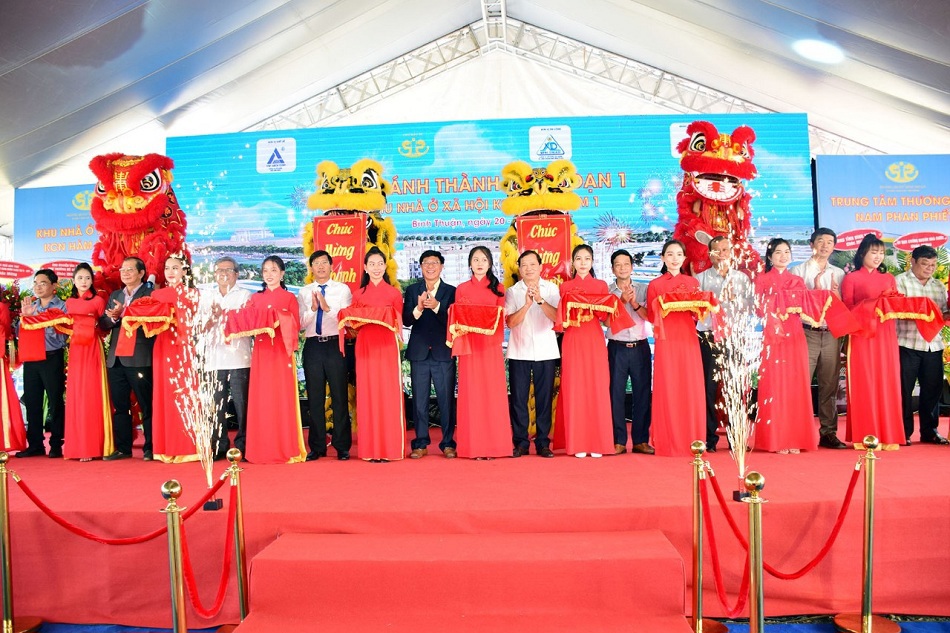 Nghi thức cắt băng khánh thành Khu Nhà ở Xã hội KCN Hàm Kiệm I. Ảnh HQC