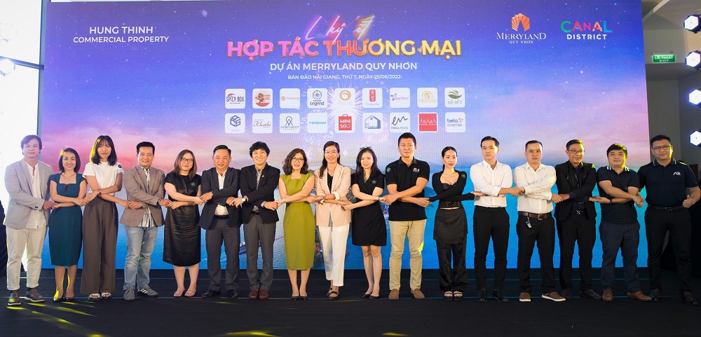 Các đối tác tham gia Lễ ký kết hợp tác thương mại tại dự án MerryLand Quy Nhơn. Ảnh: HTN.