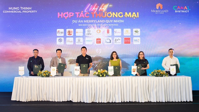 Nghi thức k&yacute; kết giữa Hung Thinh Commercial Property v&agrave; c&aacute;c thương hiệu thuộc nh&oacute;m ng&agrave;nh F&amp;B.
