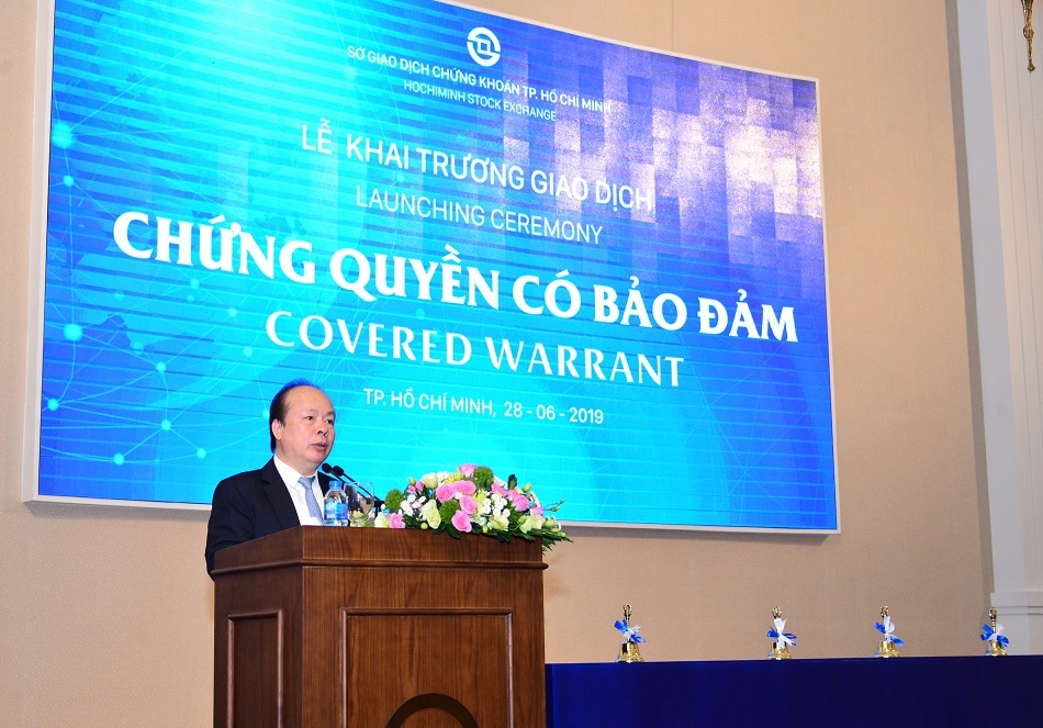 Thứ trưởng Bộ Tài chính Huỳnh Quang Hải phát biểu chỉ đạo tại buổi lễ. Ảnh HOSE