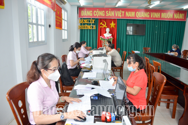 Nhiều người dân được giải ngân vốn ngay tại điểm giao dịch lưu động của NHCSXH Chi nhánh tỉnh Sóc Trăng. Ảnh: H.Lan
