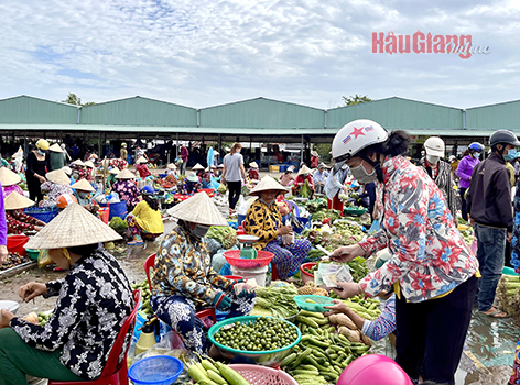Người tiêu dùng phải cân đối chi tiêu thời bão giá.. Ảnh: T. Trang