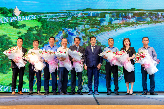 Đại diện Chủ đầu tư dự &aacute;n KN Paradise tặng hoa c&aacute;c đối t&aacute;c t&agrave;i trợ t&agrave;i ch&iacute;nh l&agrave; c&aacute;c ng&acirc;n h&agrave;ng h&agrave;ng đầu tại Việt Nam. Ảnh: Đo&agrave;n Hương