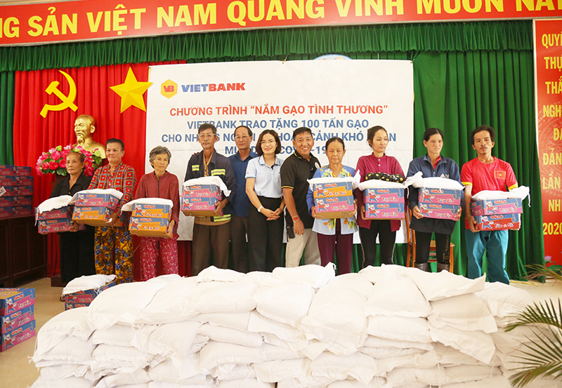 Vietbank trao quà cho các gia đình khó khăn tại tỉnh Long An và An Giang. Ảnh: Vietbank