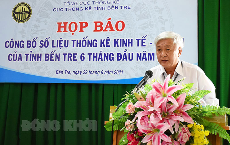 Cục trưởng Cục Thống kê Nguyễn Tiến Dũng báo cáo số liệu thống kê. Ảnh : C. Trúc
