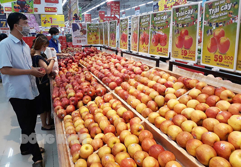Tại các siêu thị, trung tâm thương mại, sức tiêu thụ hàng hóa chậm do người dân tiết chế trong đi lại và mua sắm. Ảnh: H. Hiệp