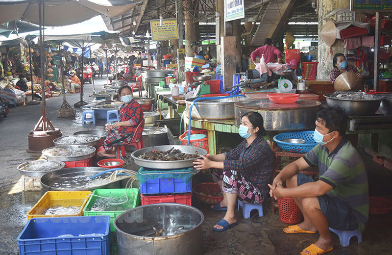 Kinh doanh tại chợ Bến Tre gặp khó khăn do sức mua giảm. Ảnh: Cẩm Trúc.