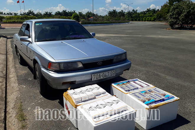 Tang vật và phương tiện vận chuyển thuốc lá nhập lậu. Ảnh: Hoàng Thái