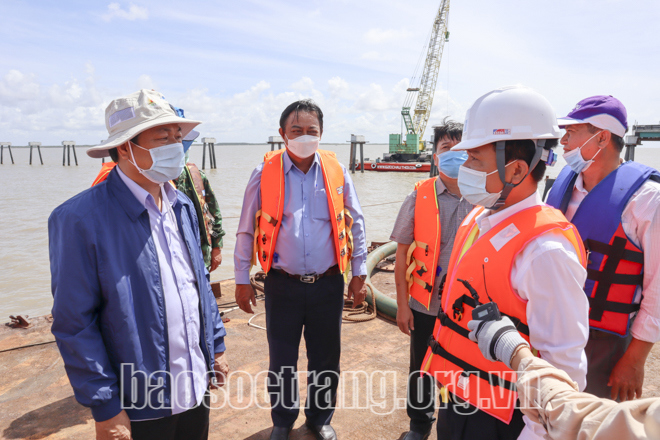 Đoàn khảo sát thực tế tiến độ các dự án nhà máy điện gió. Ảnh: Quang Bình